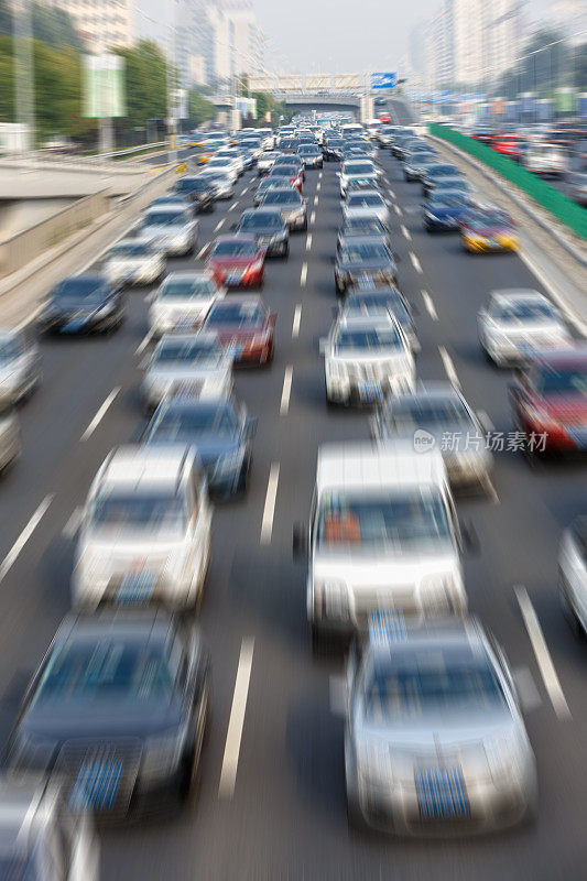 城市交通拥堵高峰时段，运动模糊汽车背景